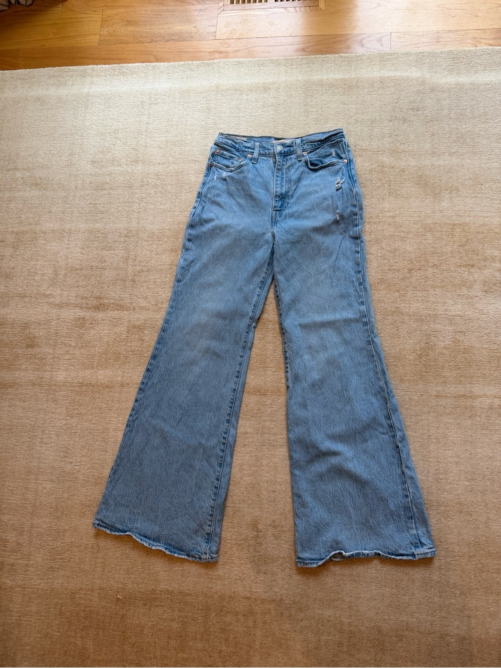 Levi’s Wide Leg Jeans in Light Blue